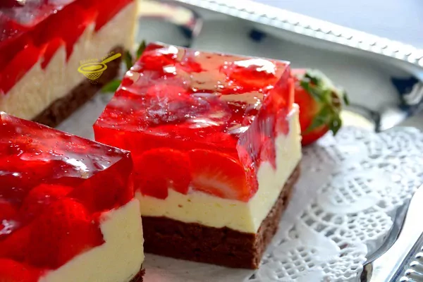 Biszkopt z kremem karpatkowym i owocami