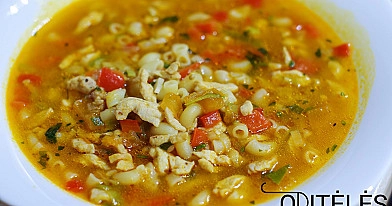 Tiršta sriuba su triušiena arba vištiena, makaronais ir daržovėmis