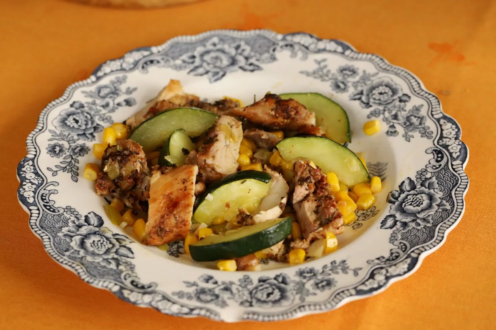 Vištienos gabaliukai su cukinija ir konservuotais kukurūzais, kepta keptuvėje