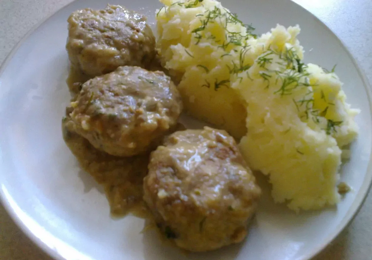 Mėsos kukuliai su ryžiais skaniame padaže, troškinti orkaitėje