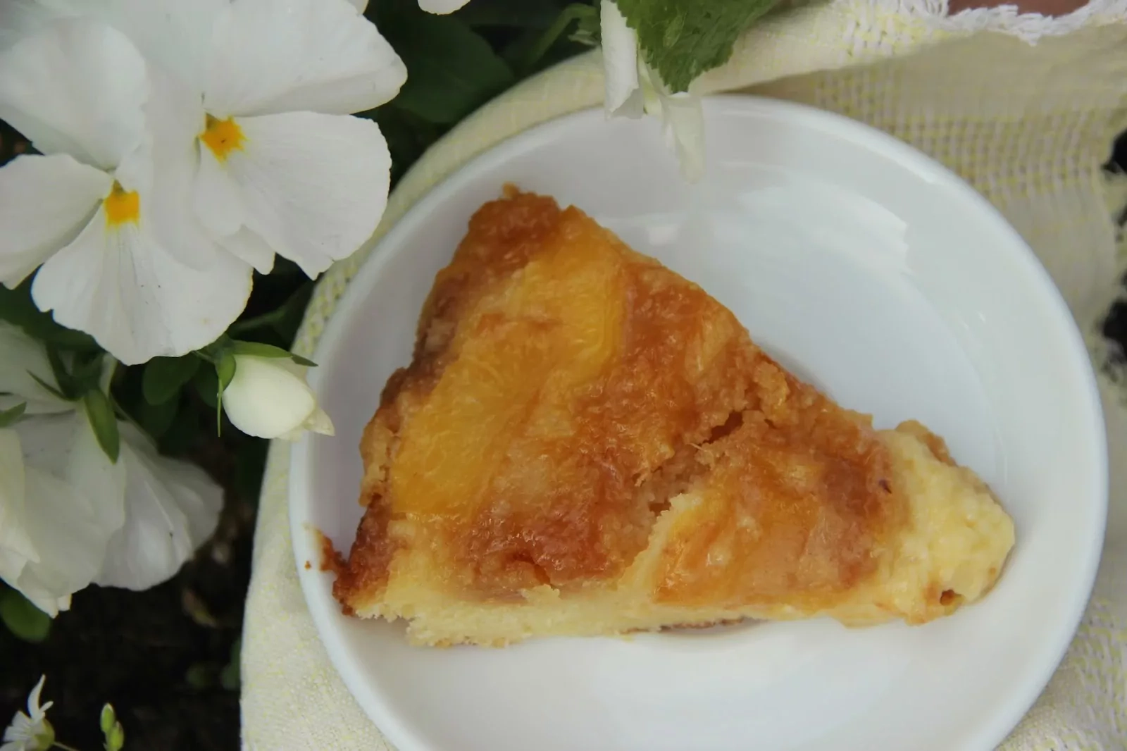 Apverstas pyragas su persikais