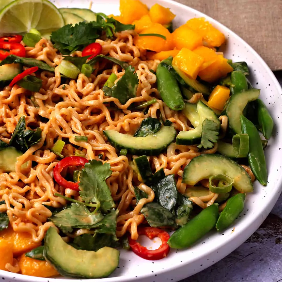 Tailandietiški makaronai su mango ir pupelėmis