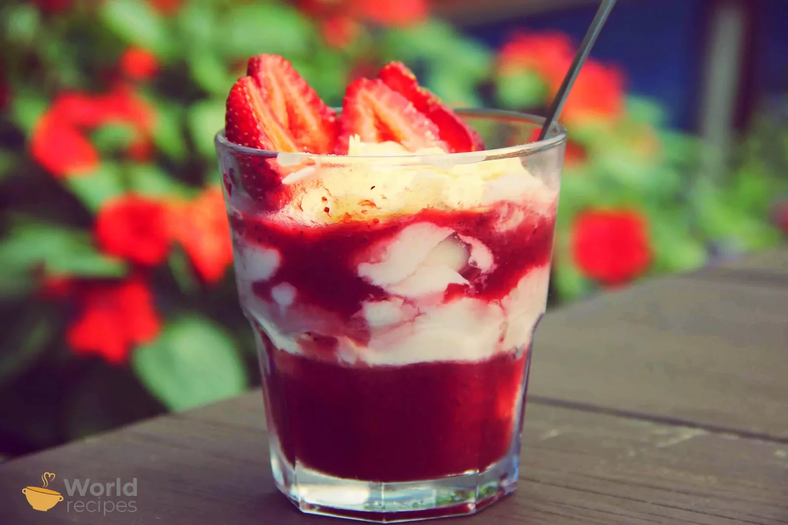 Tiramisu su braškėmis, maskarpone ir riešutais