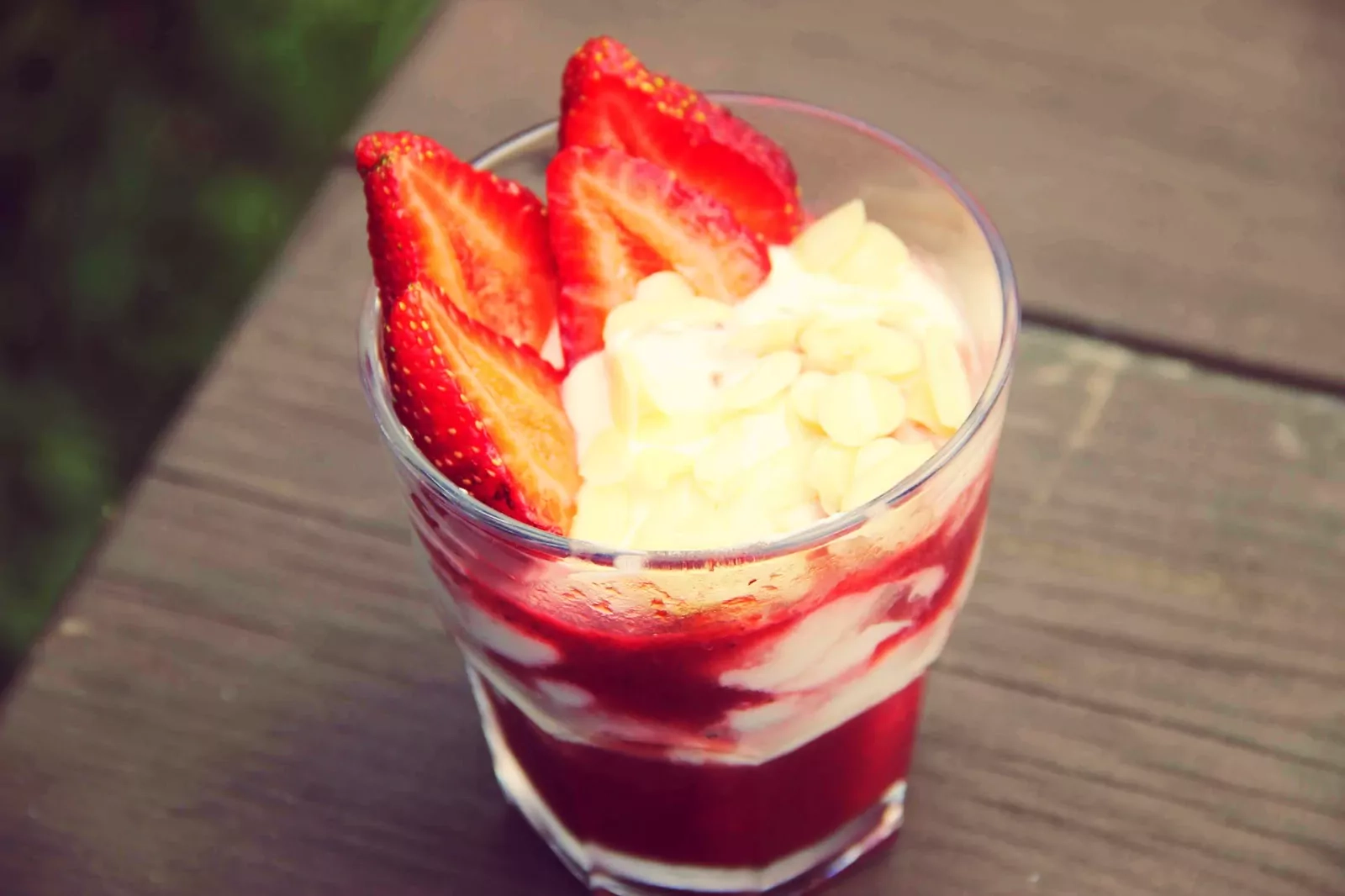 Tiramisu su braškėmis, maskarpone ir riešutais