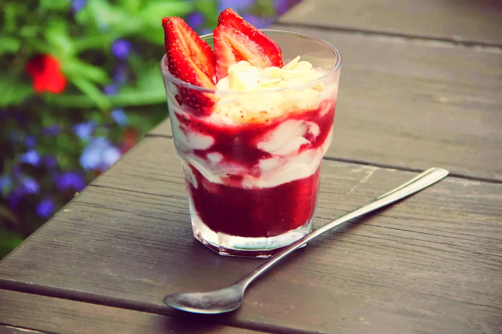 Tiramisu su braškėmis, maskarpone ir riešutais