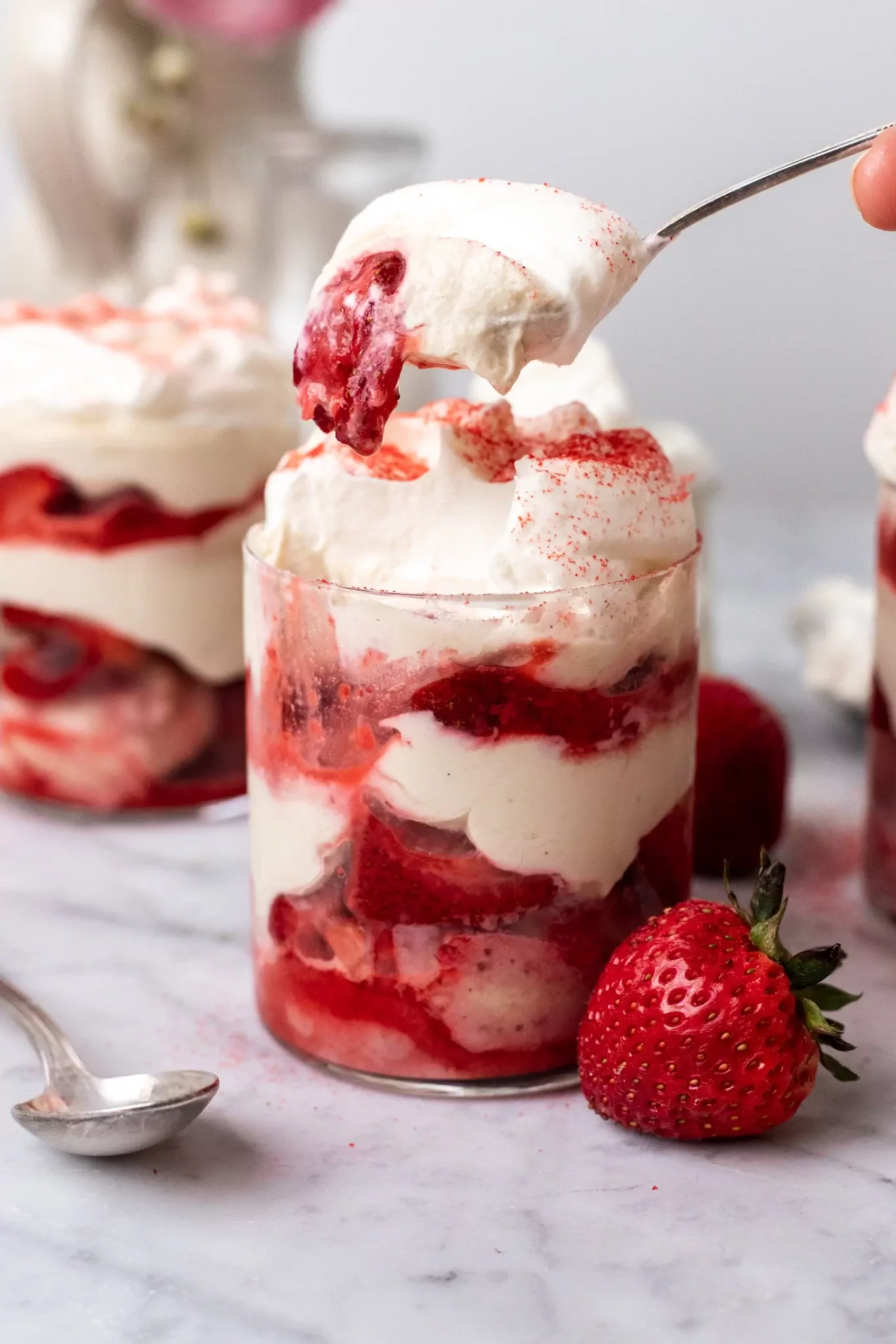 Tiramisu su braškėmis, maskarpone ir riešutais