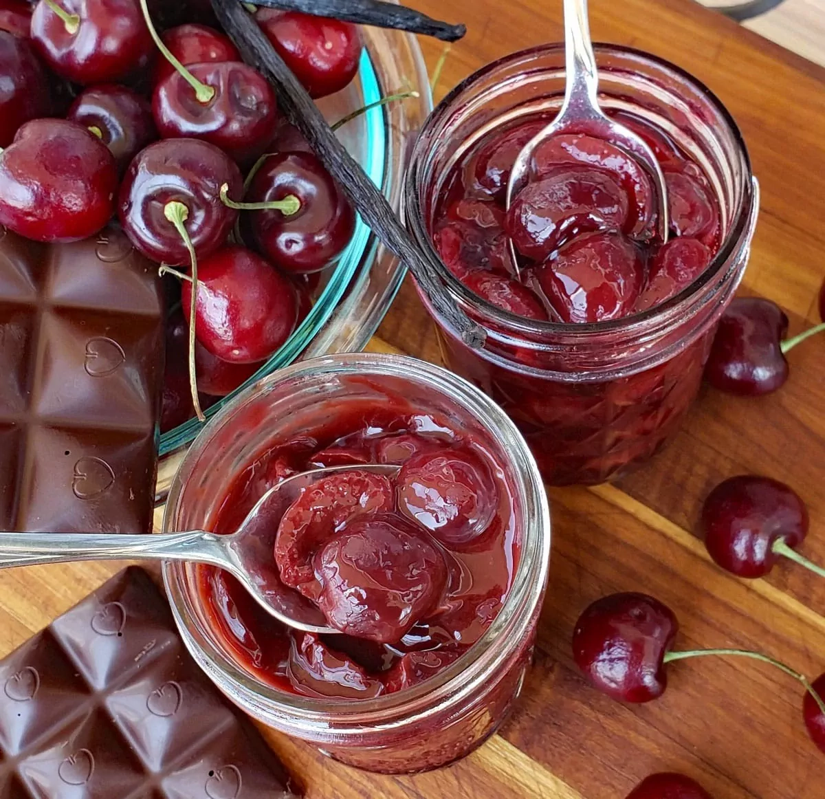 Vyšnių uogienė su šokoladu