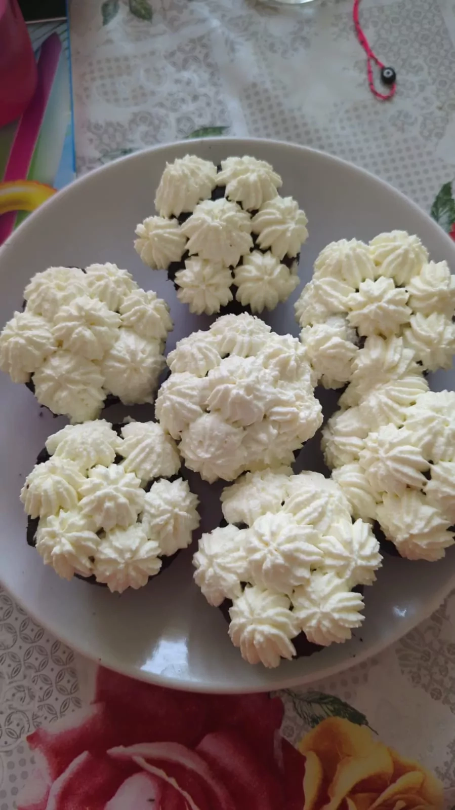 Drėgni šokoladiniai keksiukai su maskarponės kremu