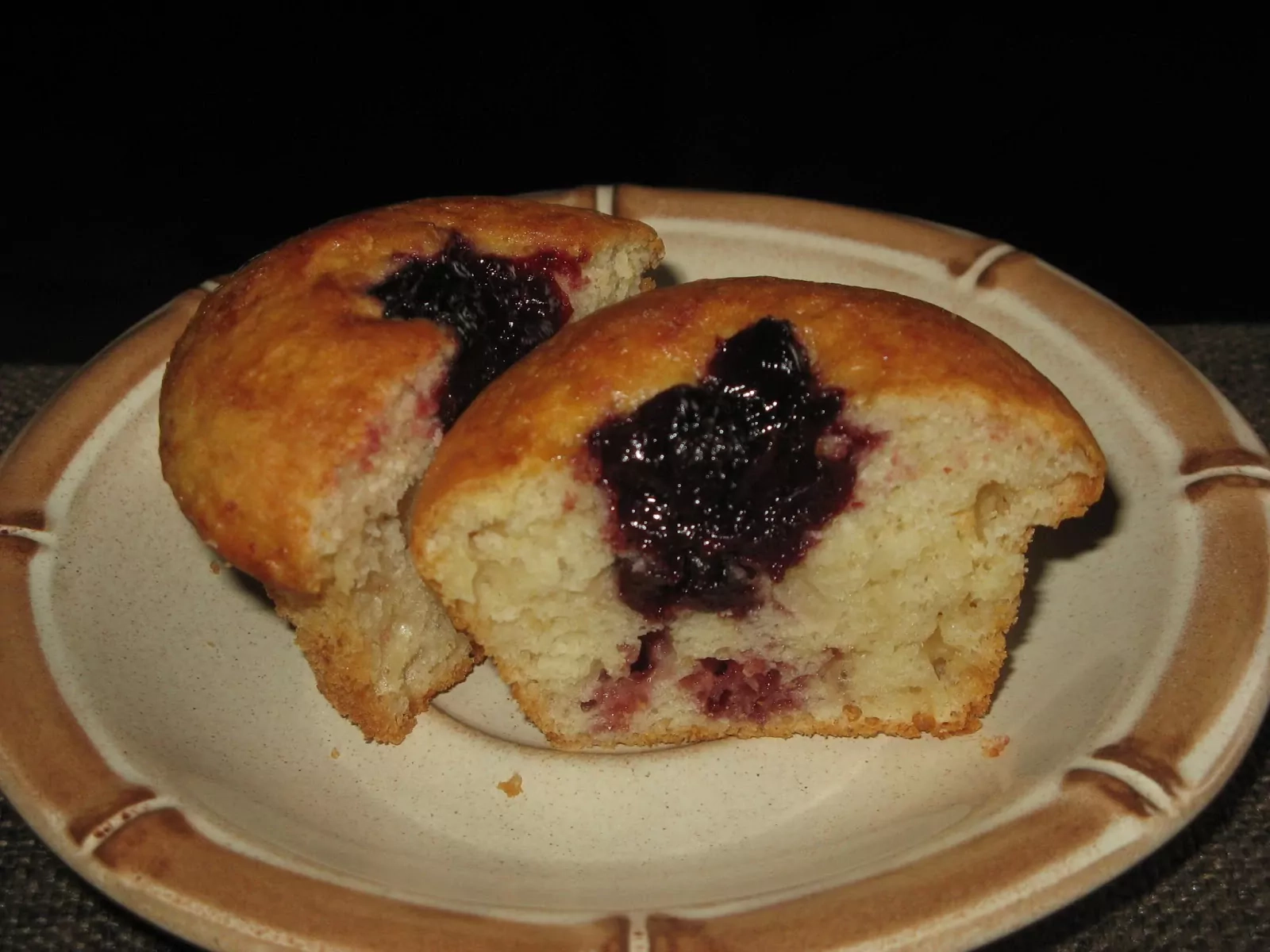 Jogurtiniai keksiukai su vyšnių uogiene