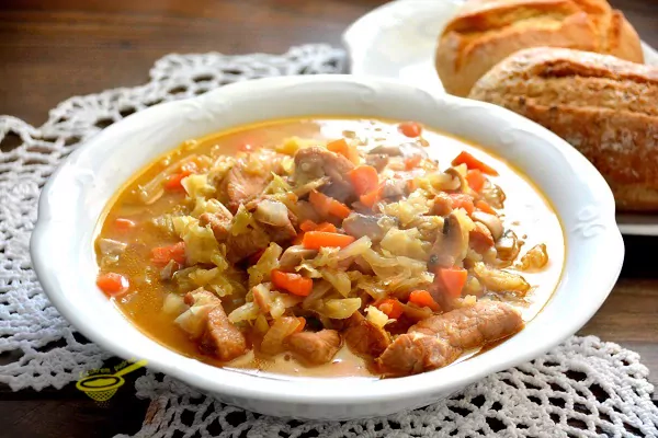 Schab w włoskiej kapuście z pieczarkami i marchewką