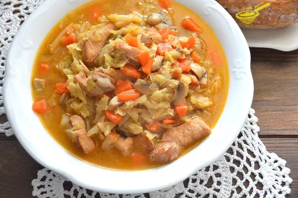 Schab w włoskiej kapuście z pieczarkami i marchewką