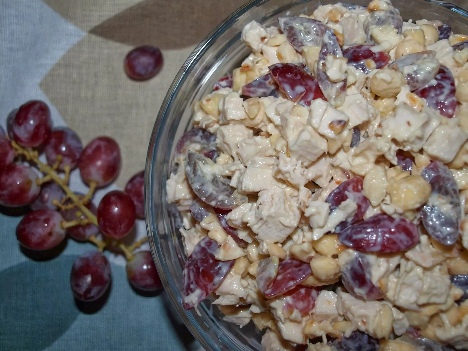 Virtos vištienos salotos su raudonomis vynuogėmis be sėklų ir lazdyno riešutais