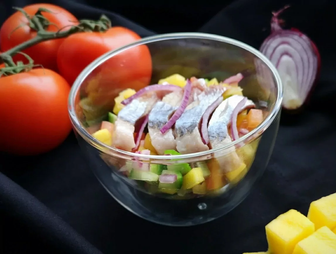 Silkė su mango, agurkų ir pomidorų salsa