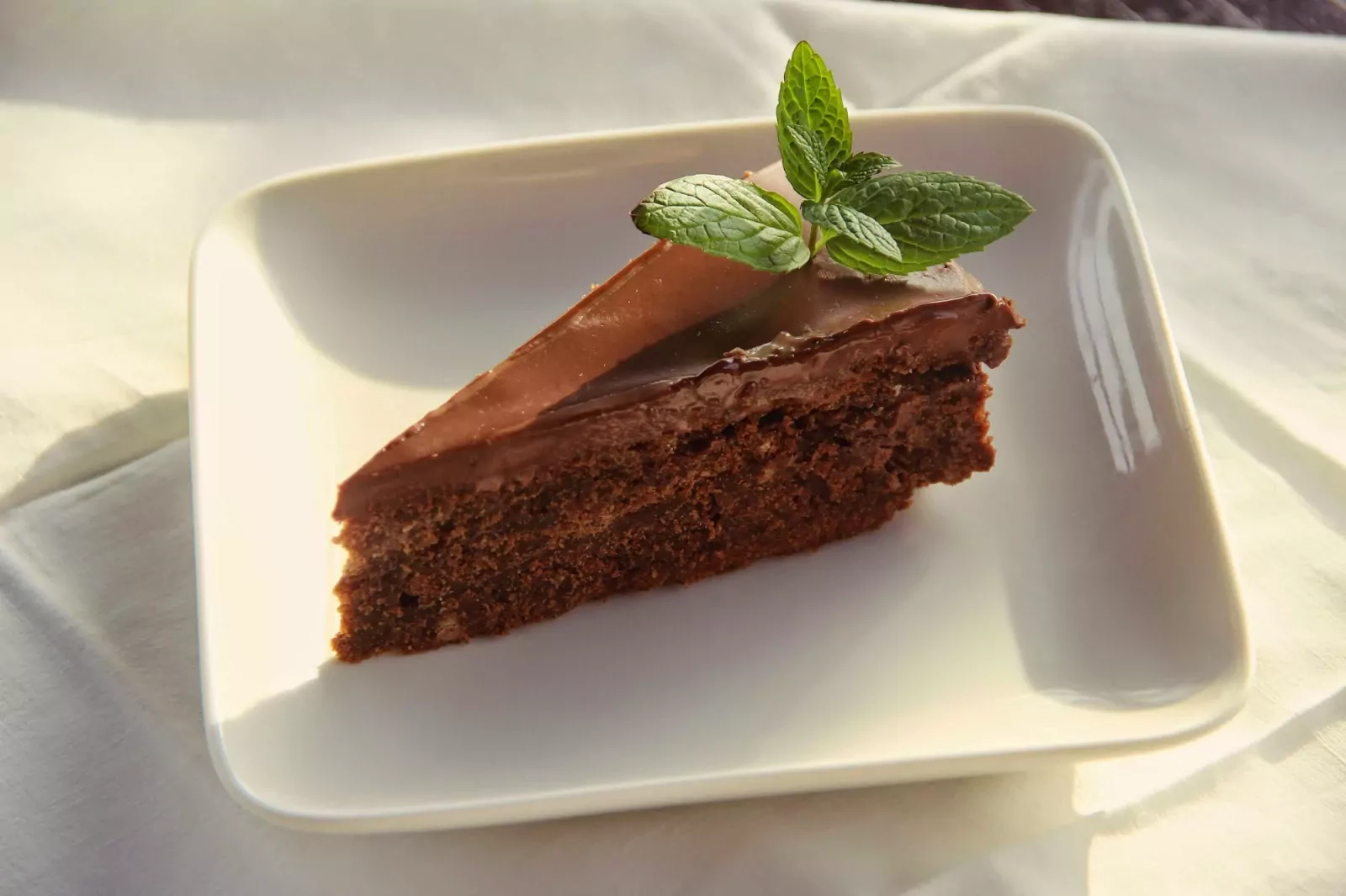 Šokoladinis pyragas su migdolais ir grietinėlės-šokolado glaistu