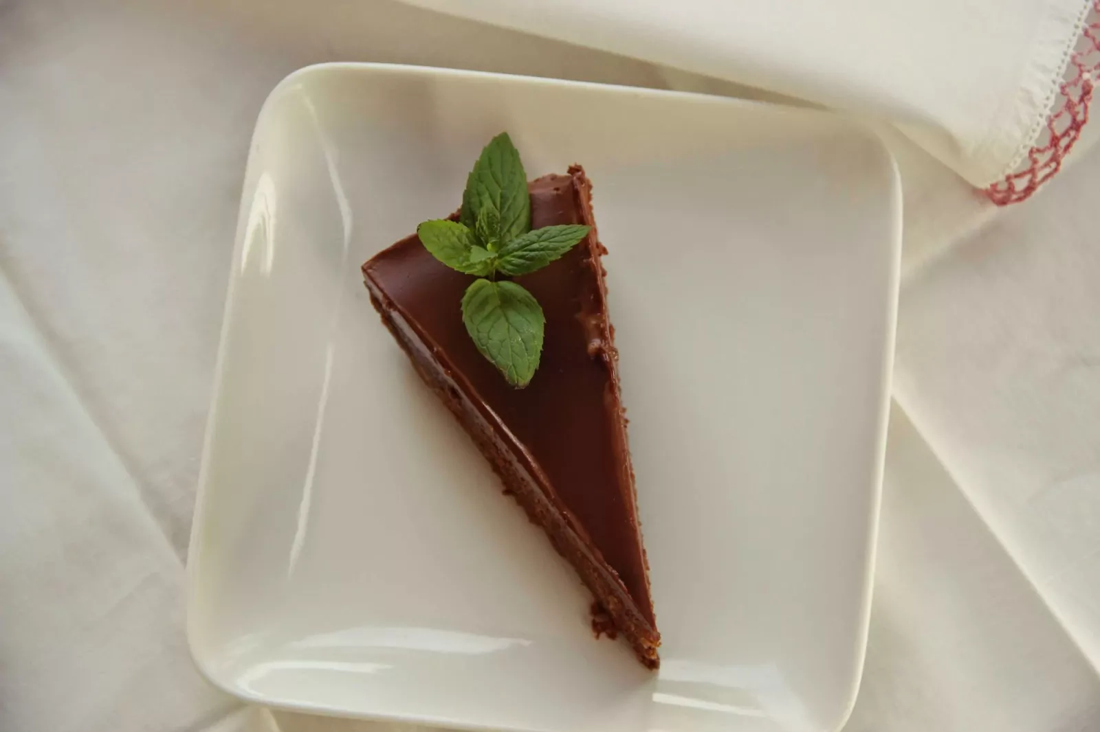 Šokoladinis pyragas su migdolais ir grietinėlės-šokolado glaistu