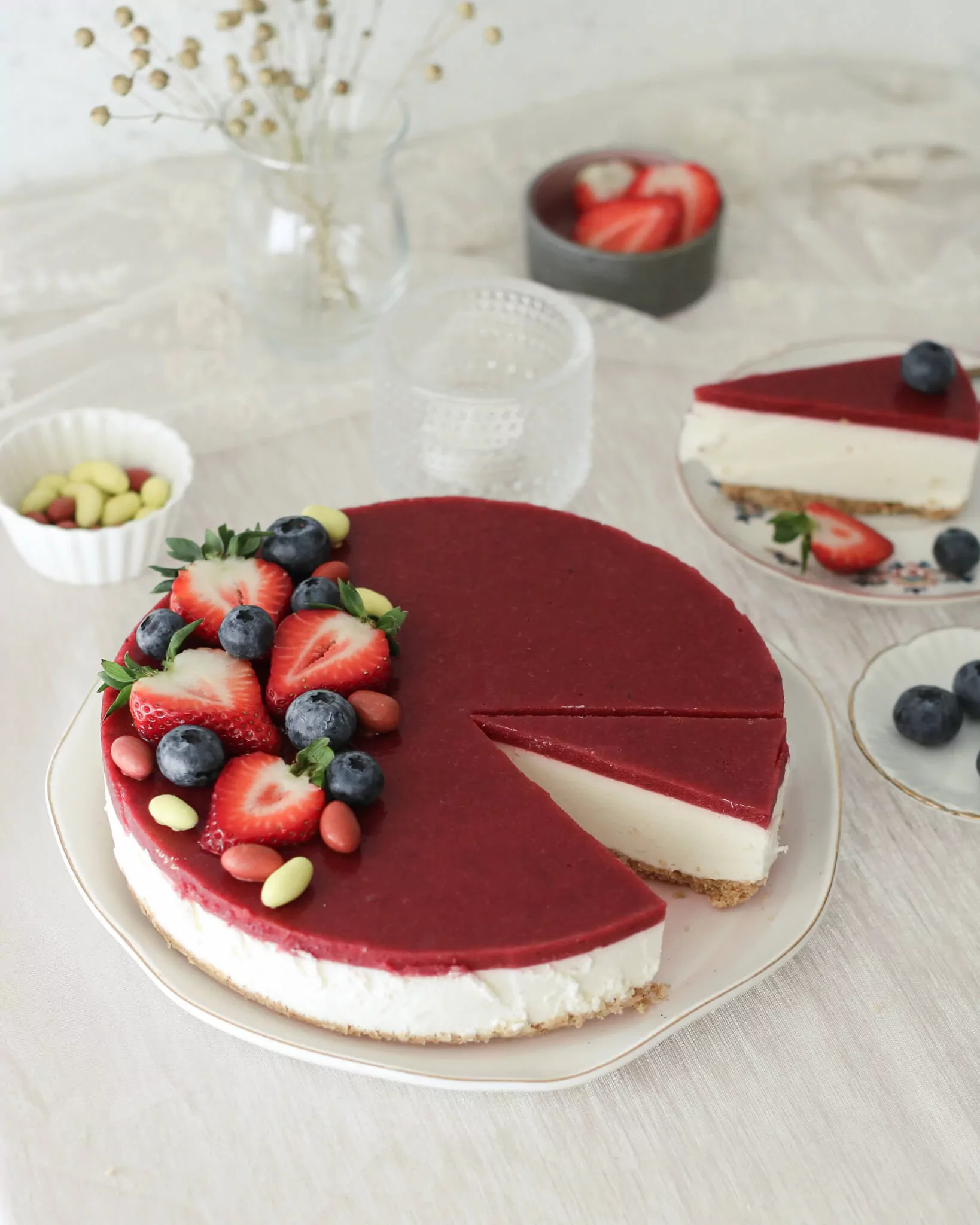 Nekeptas tortas su maskarpone ir braškėmis