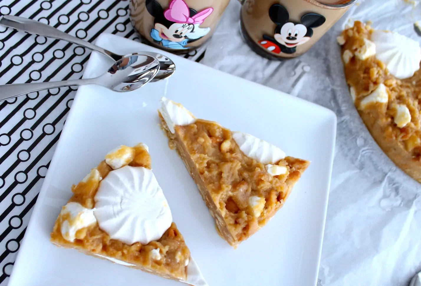 Virtas pyragas su vaniliniais zefyrais ir krekeriais