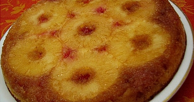 Apverstas pyragas su ananasais