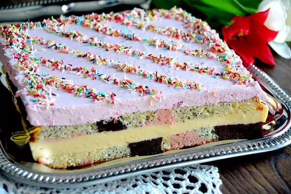 Sernik "Kwitnący tulipan" z ptasim mleczkiem