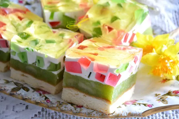 Ciasto “Wiosenka” jabłkami i kawałeczkami galaretki