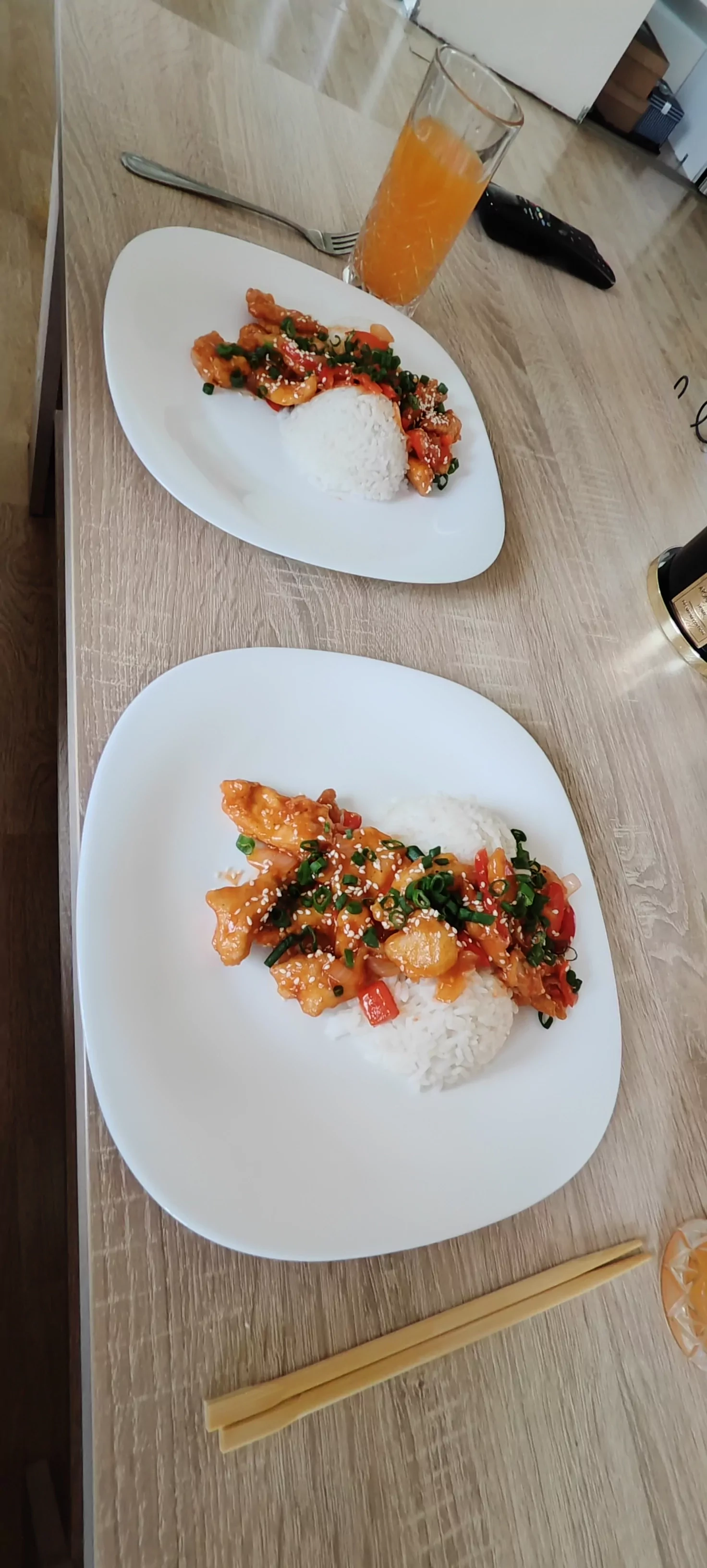 Kinietiška traški saldžiarūgštė vištiena su ananasais