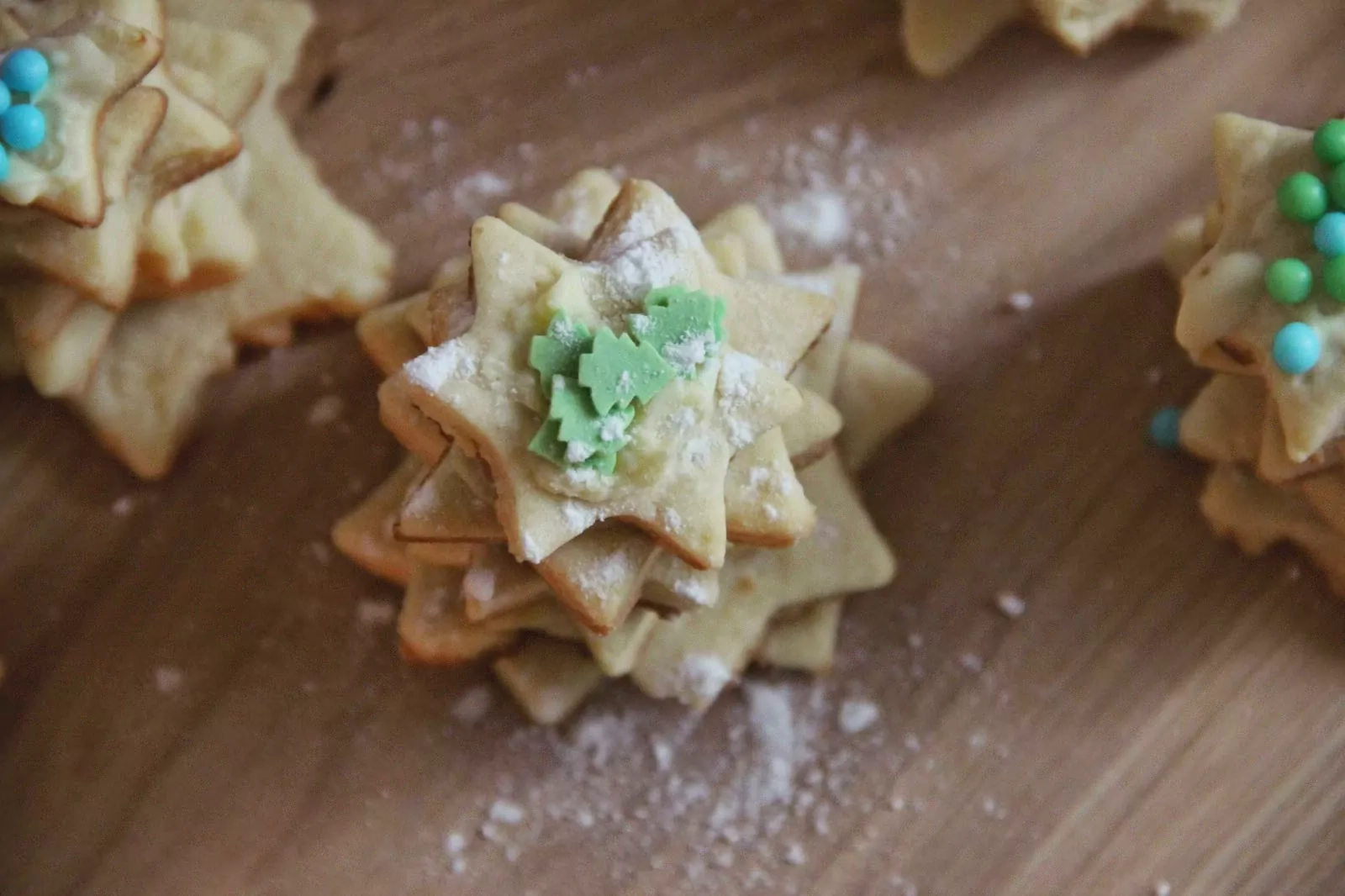 Kalėdinė eglutė iš sausainių su žvaigždėmis