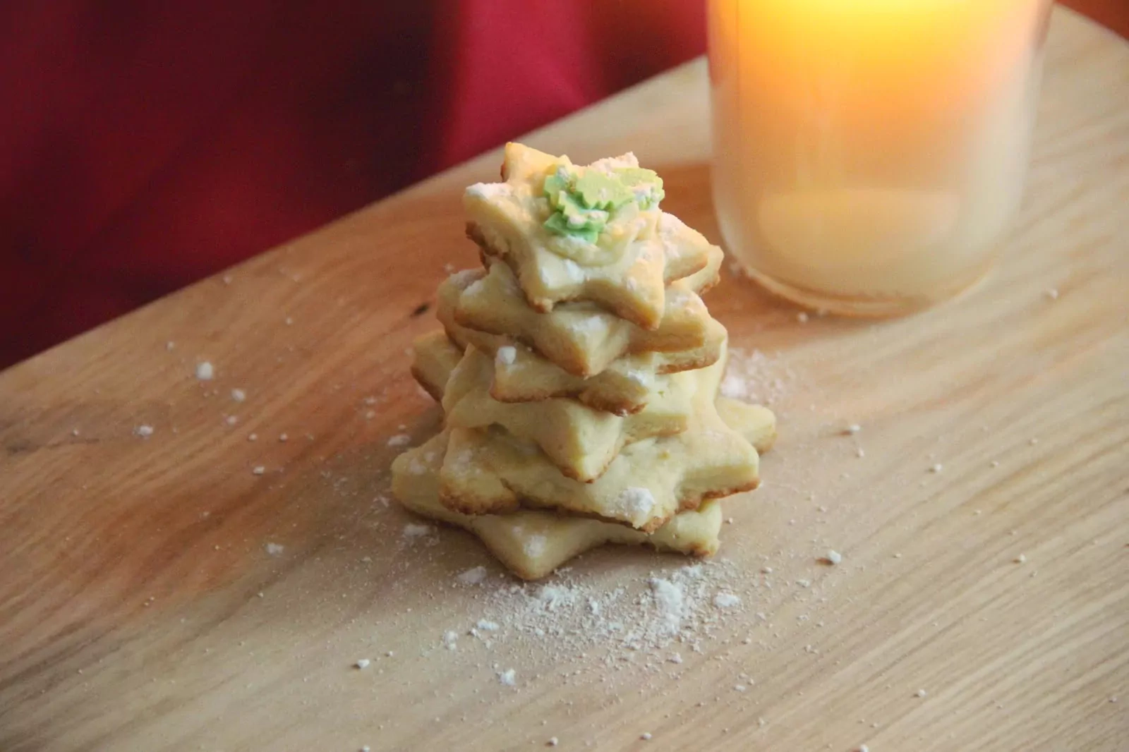 Kalėdinė eglutė iš sausainių su žvaigždėmis