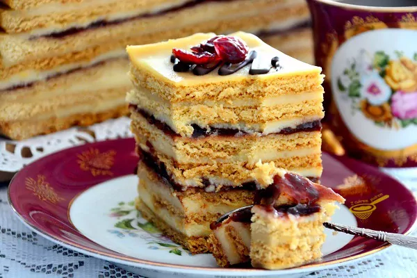 Superowe ciasto "Doskonalec" - miodowe ciasto z kremem i dżemem