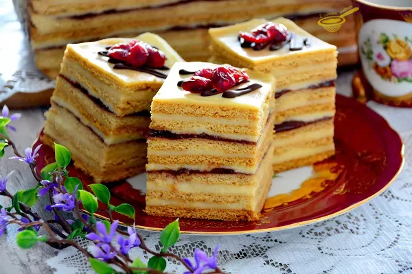 Superowe ciasto "Doskonalec" - miodowe ciasto z kremem i dżemem Superowe ciasto "Doskonalec" - miodowe ciasto z kremem i dżemem