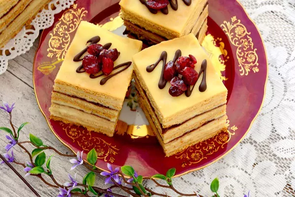 Superowe ciasto "Doskonalec" - miodowe ciasto z kremem i dżemem Superowe ciasto "Doskonalec" - miodowe ciasto z kremem i dżemem