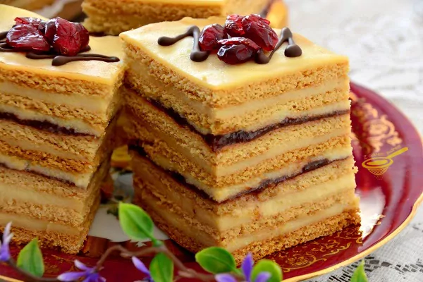 Superowe ciasto "Doskonalec" - miodowe ciasto z kremem i dżemem Superowe ciasto "Doskonalec" - miodowe ciasto z kremem i dżemem