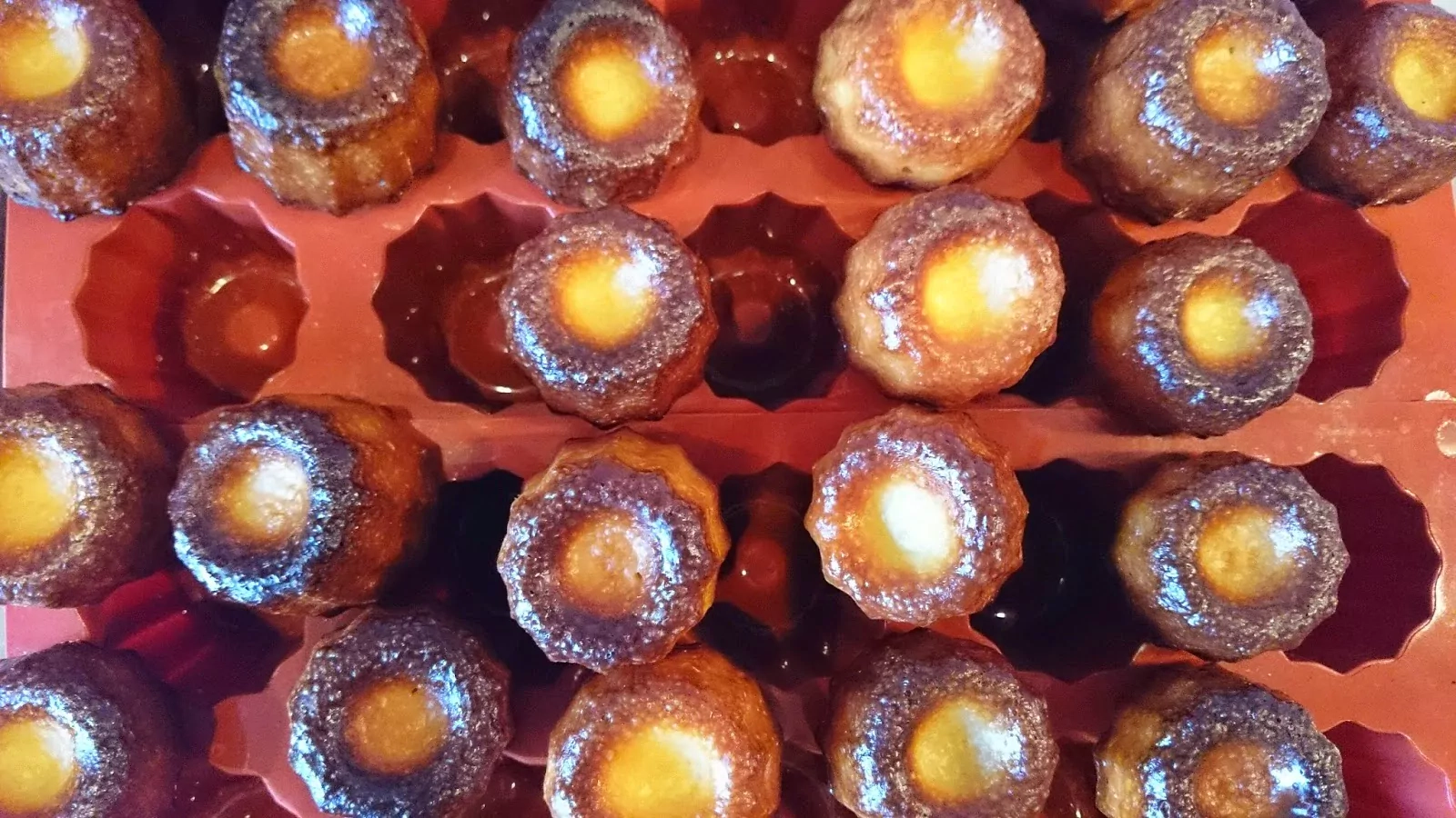 Burnoje tirpstančios naminės kanelės - cannelés