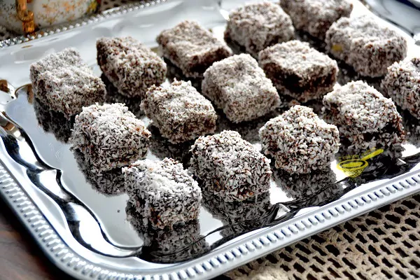 "Kudłacze" Lamingtony kostki kokosowe - polewą kakaową. Jak w 70-tych !