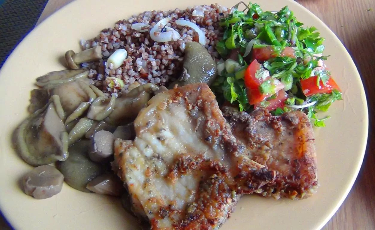 Keptuvėje keptas karpis su grikiais ir grybais