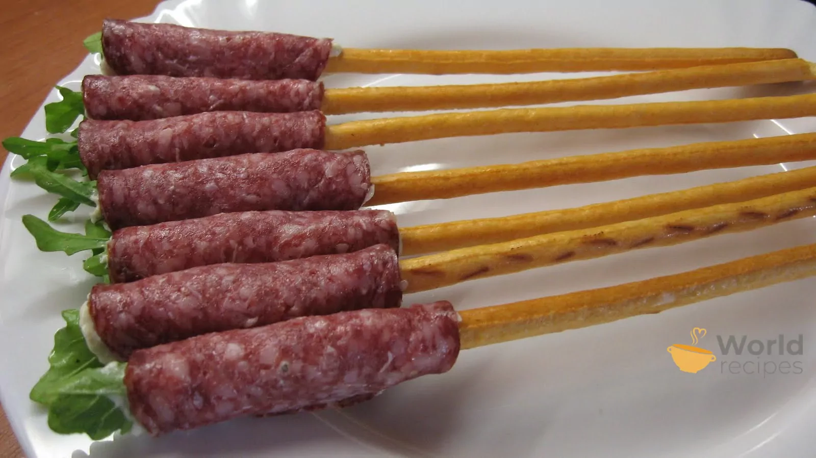Užkandėlės "Lollipop" su duonos lazdelėmis, tepamu sūreliu ir dešra