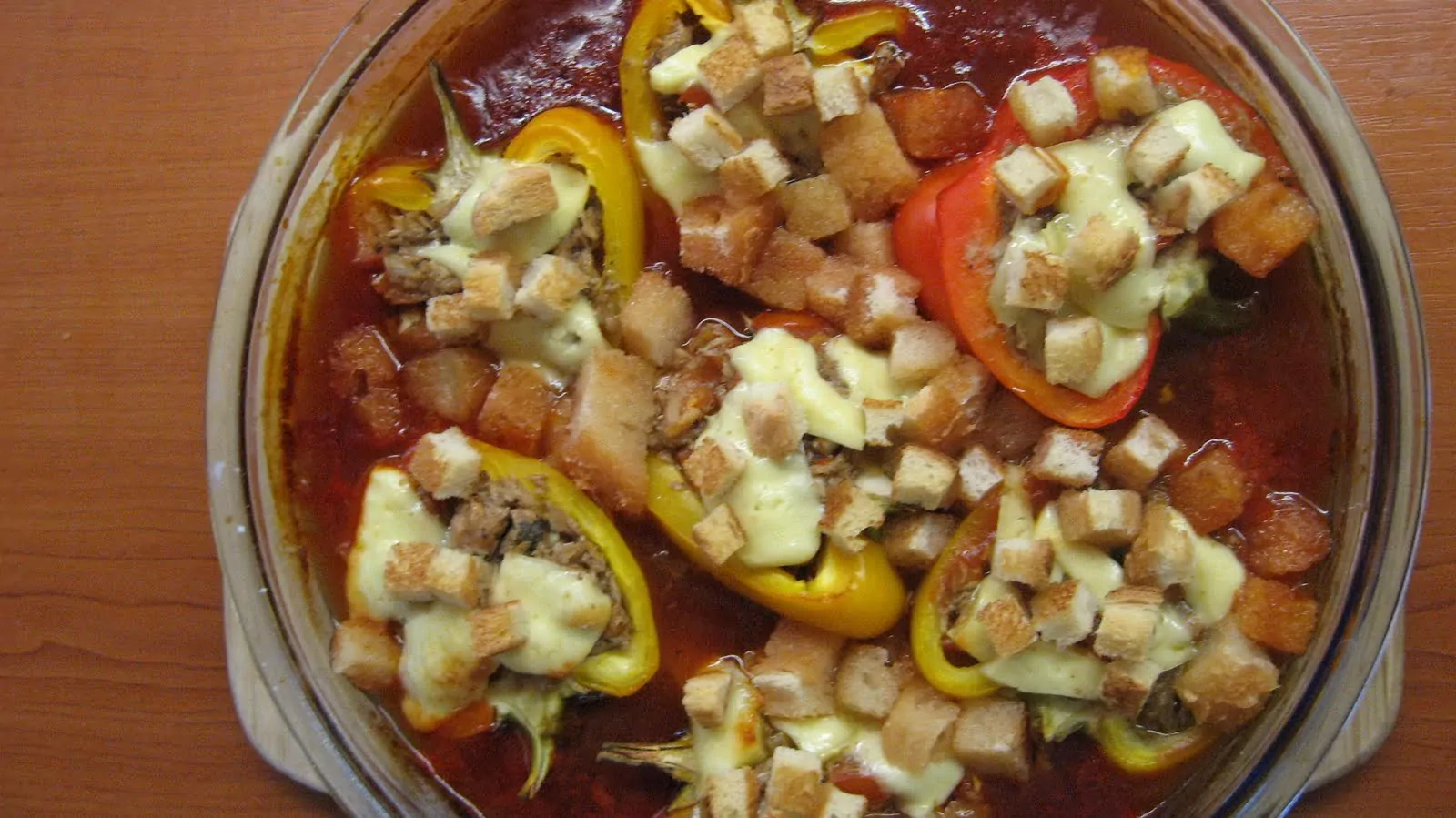 Tunu įdarytos paprikos su duonos kubeliais, keptos orkaitėje