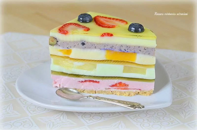 Želės ir varškės tortas su vaisiais su sausainių pagrindu