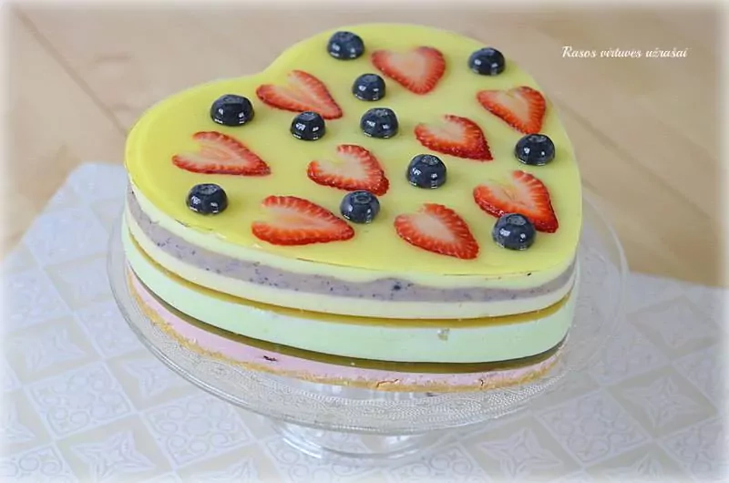 Želės ir varškės tortas su vaisiais su sausainių pagrindu