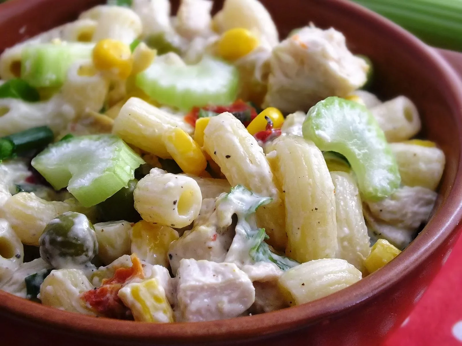 Sałatka z kurczakiem, makaronem i selerem naciowym