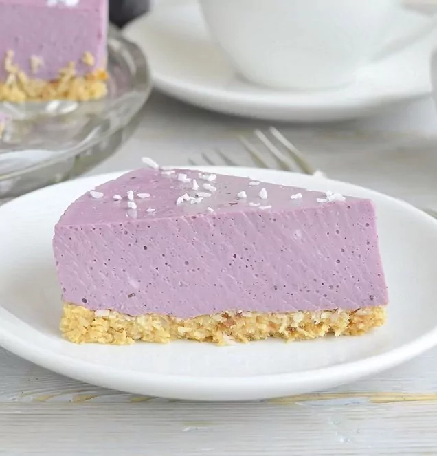 Nekeptas varškės tortas su juodųjų serbentų uogiene