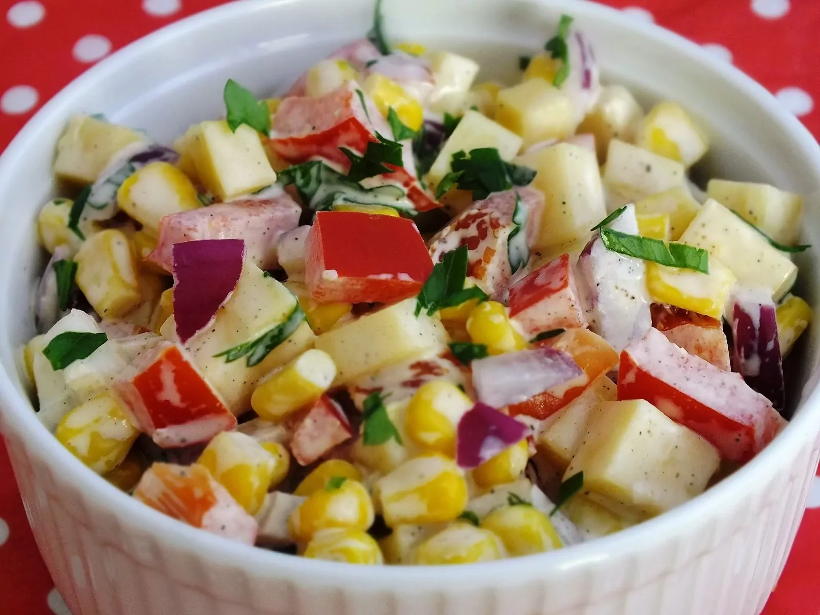 Sałatka z papryką, kukurydzą i żółtym serem