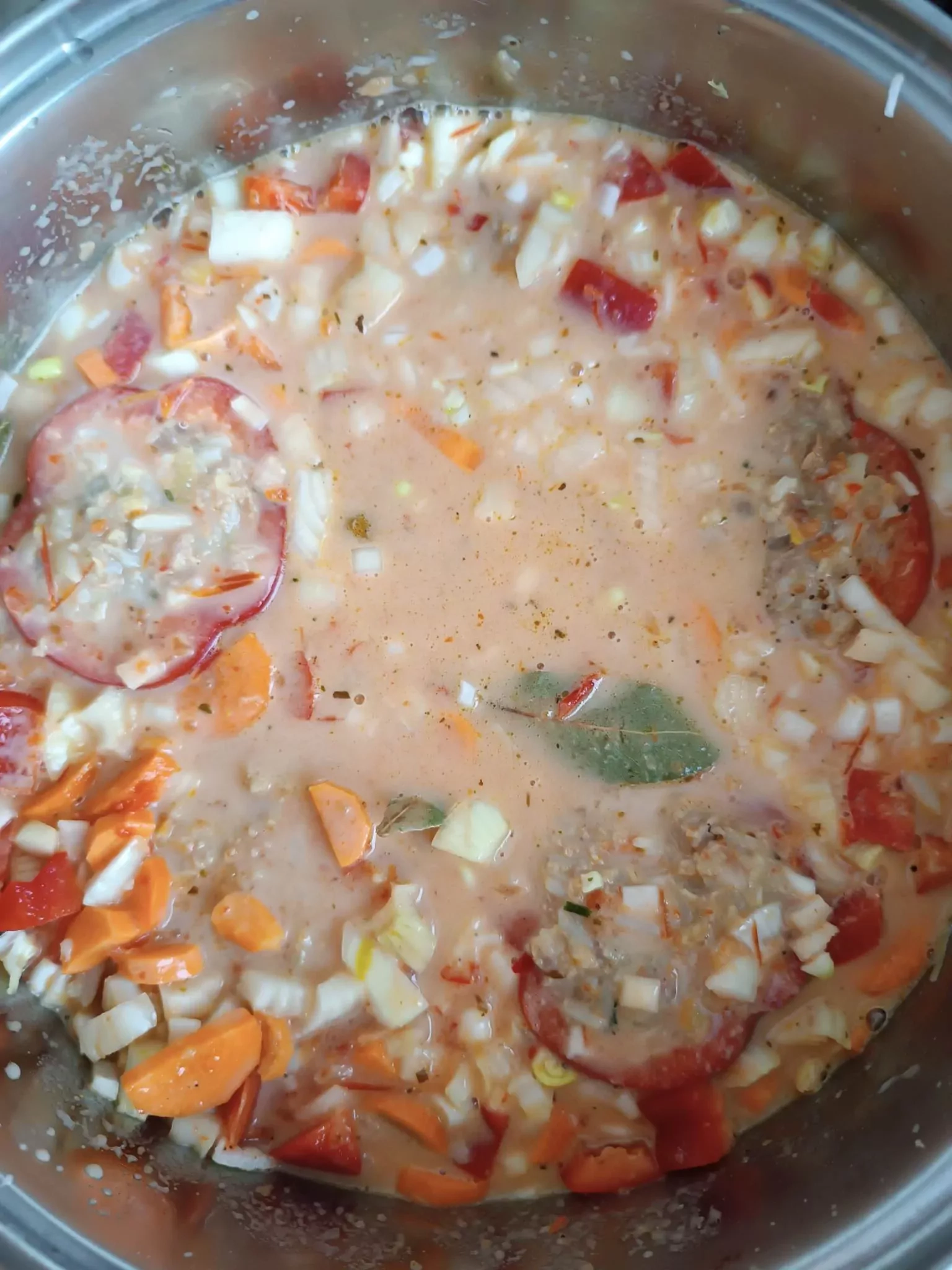 Įdarytos paprikos su faršu, ryžiais, morkomis ir sūriu