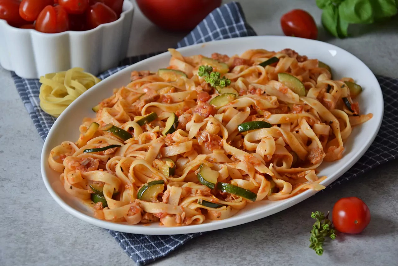 Makaronai cukinijų ir tuno padaže su pomidorų padažu