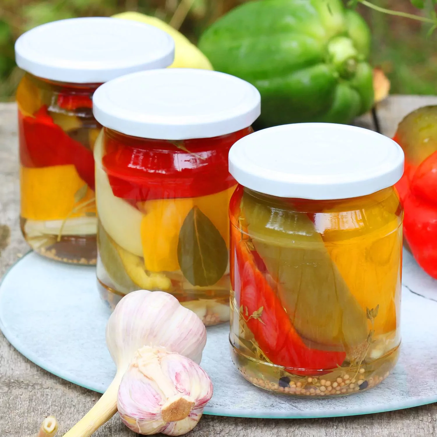 Marinuotos paprikos su medumi ir česnaku žiemai