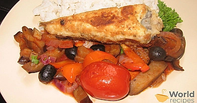 Viduržemio jūros žuvies troškinys su daržovėmis, konservuotais pomidorais ir alyvuogėmis