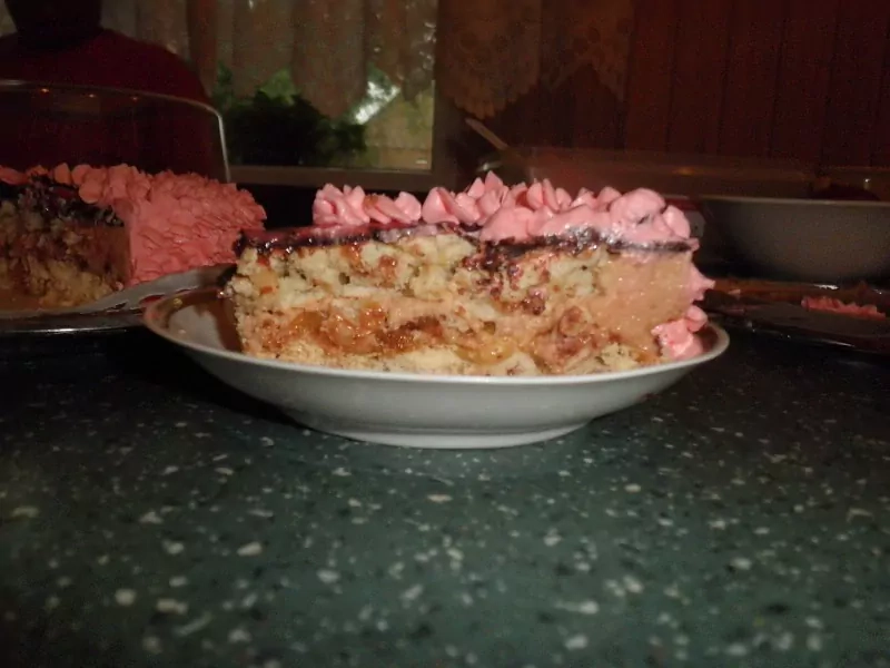 Tortas "Jaunystė" su zefyriniu ir plikytos bezės kremais