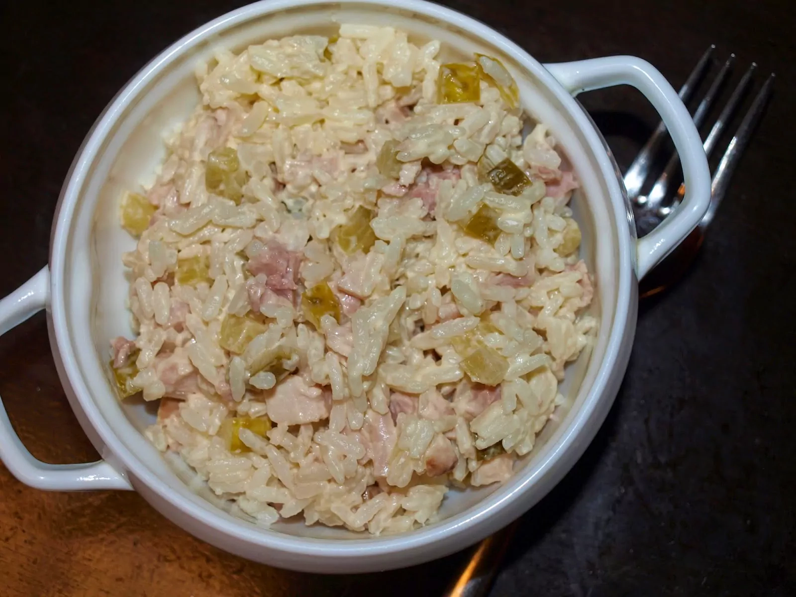 Ryžių salotos-mišrainė su rūkyta vištiena, marinuotais agurkais ir majonezu