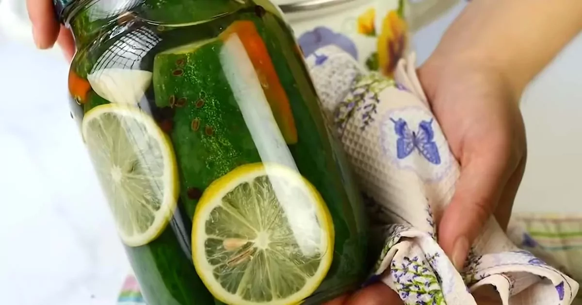 Marinuoti agurkai su citrina ir česnaku