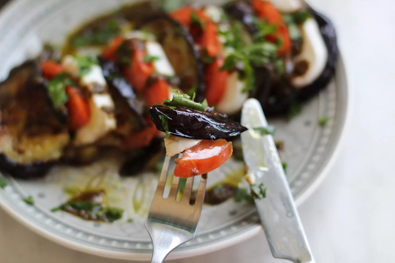 Salotos su keptu baklažanu, mocarella ir pomidorais