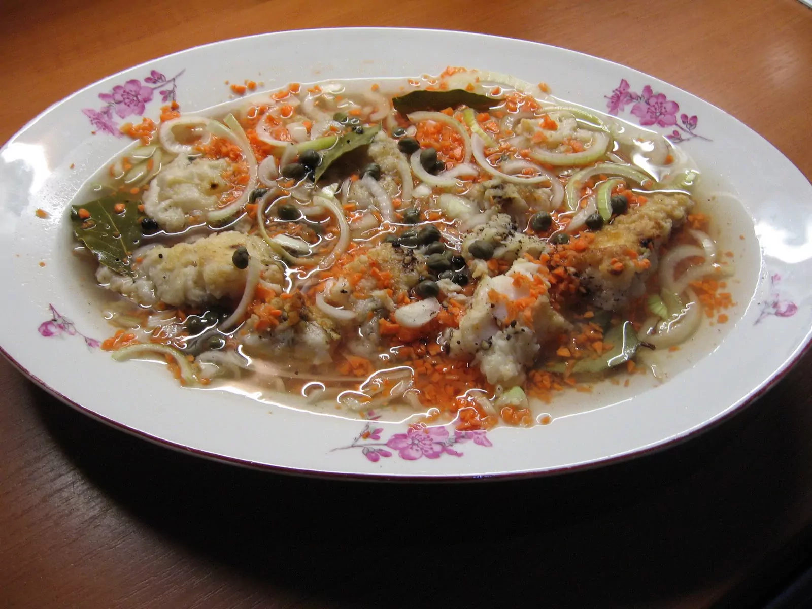 Žuvis saldžiarūgščiame marinate su morkomis ir actu